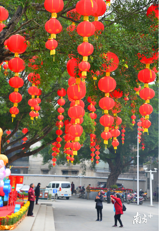 群众拍照留影。全媒体记者 黄津 摄 群众拍照留影。全媒体记者 黄津 摄