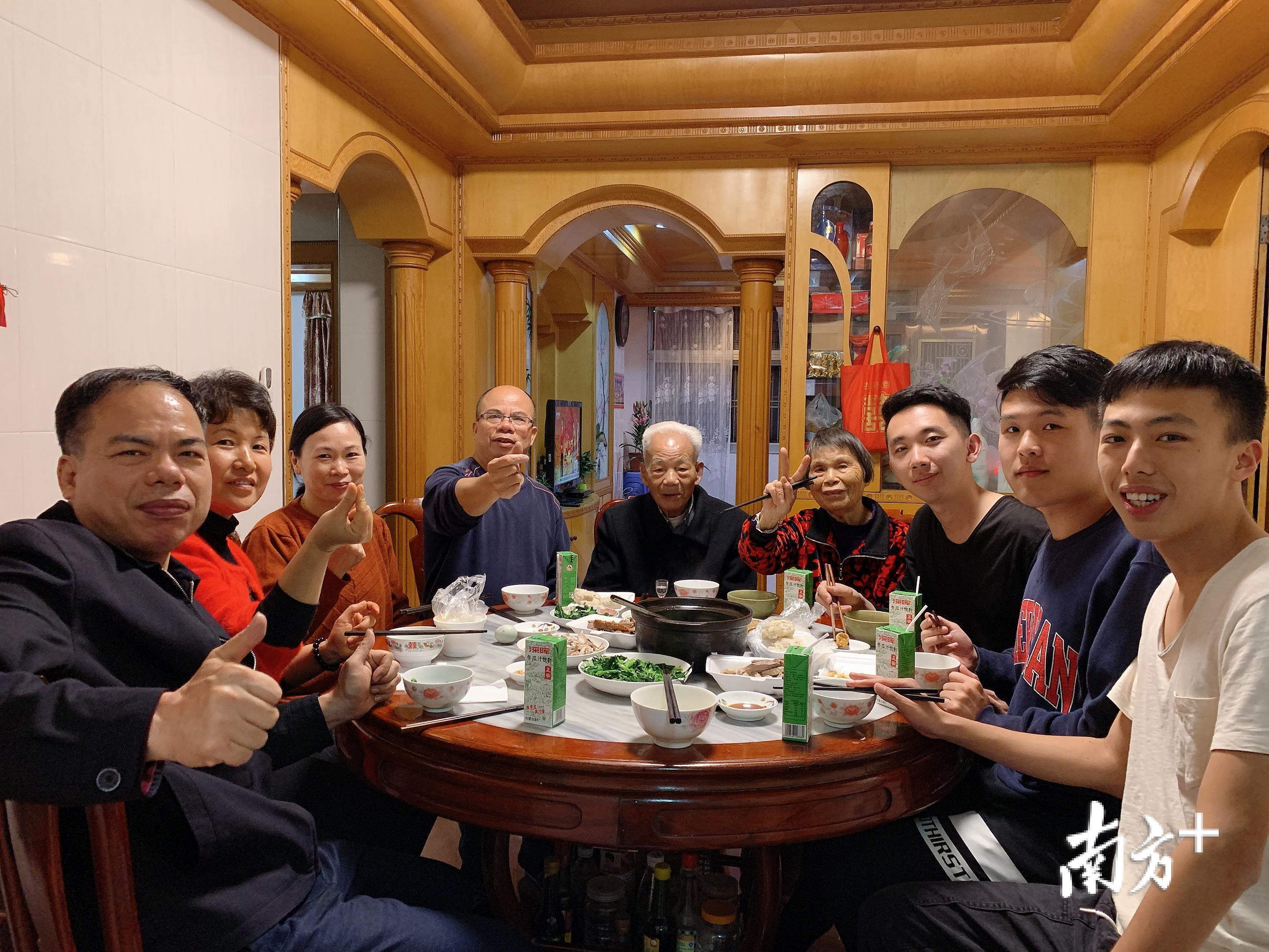 回到揭阳,吴见卿一家人聚在一起,吃一顿团圆饭.