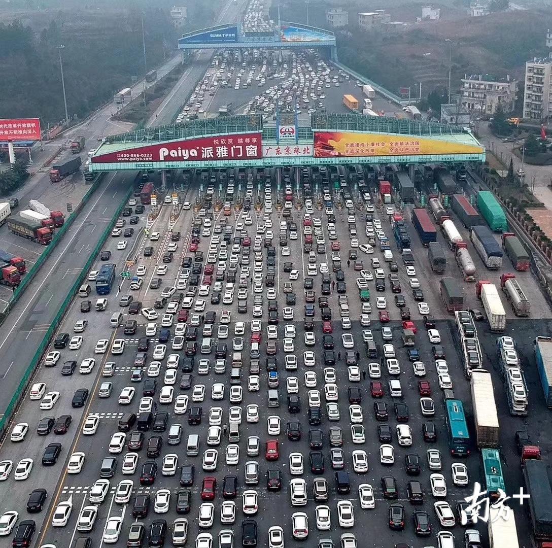 "车龙"北去,京珠北高速预计节前还将出现小高峰_南方plus_南方 