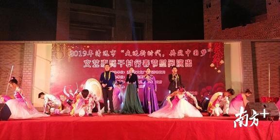 大路边镇迎新春晚会。梁国栋 摄 大路边镇迎新春晚会。梁国栋 摄