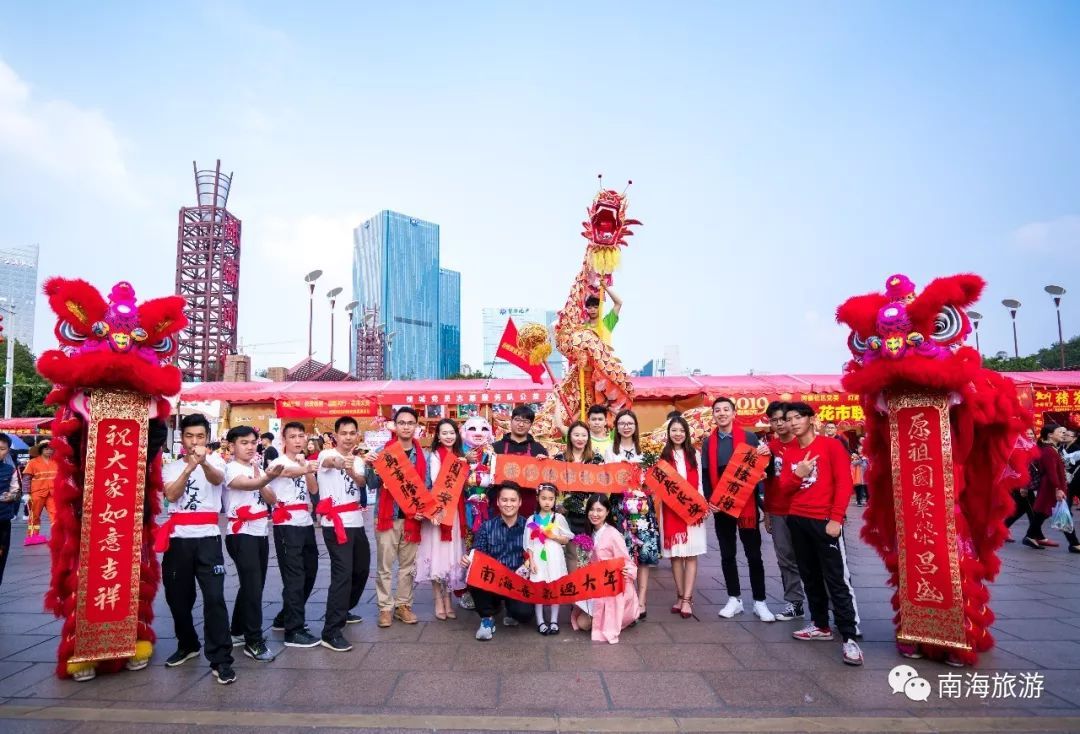 千灯湖花市1月31日开市，节日气氛浓厚。