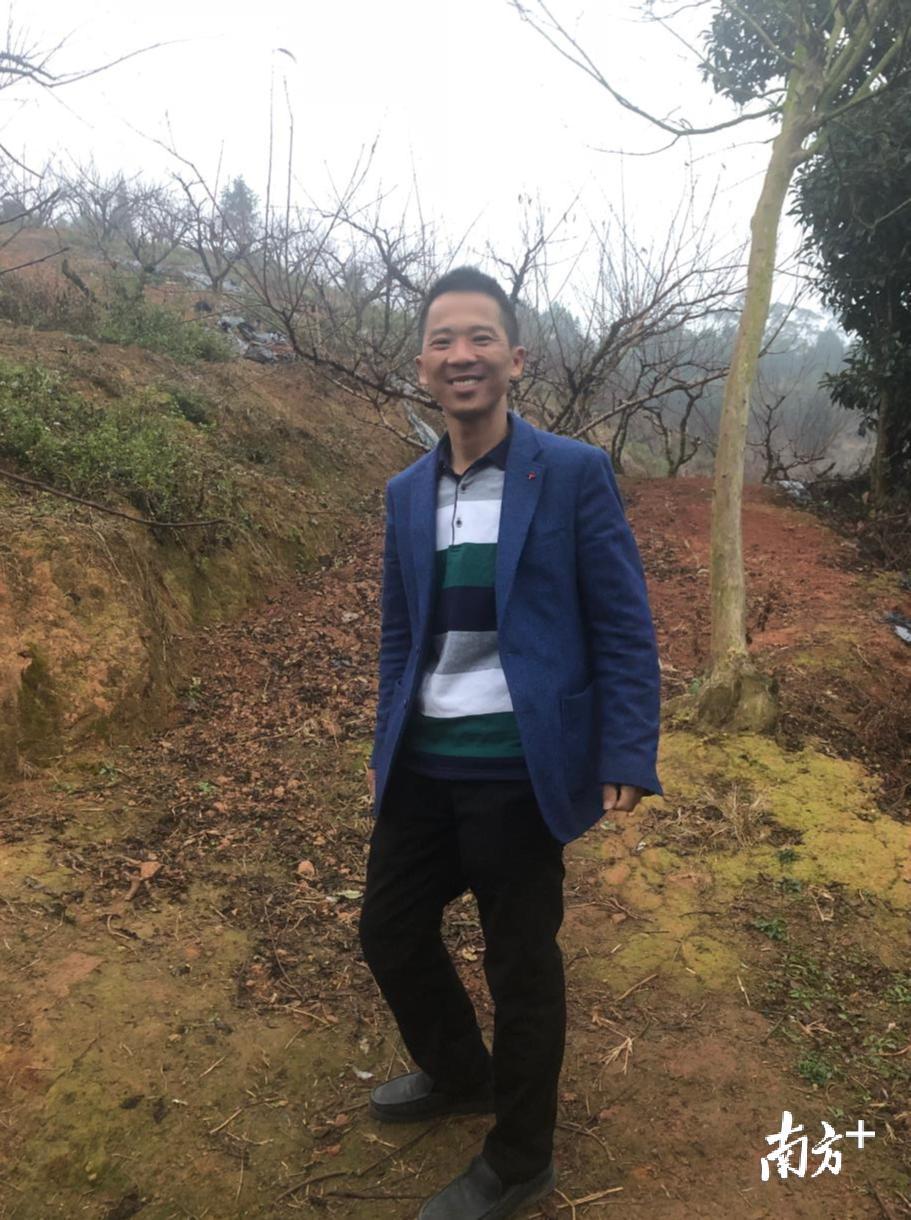 谢明光在自家桃山上劳作。