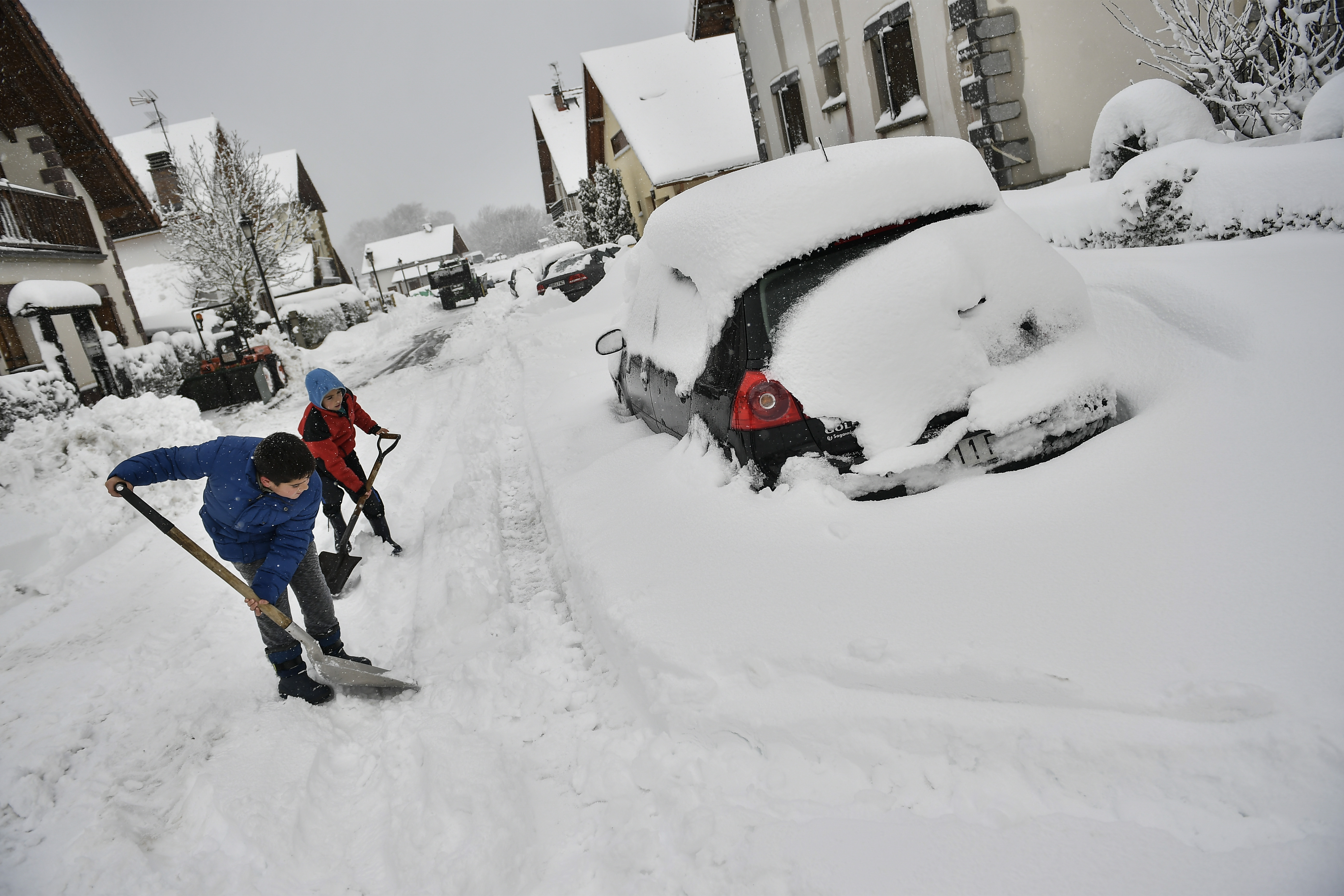 西班牙北部遭遇低温和降雪天气,居民生活和出行受影响