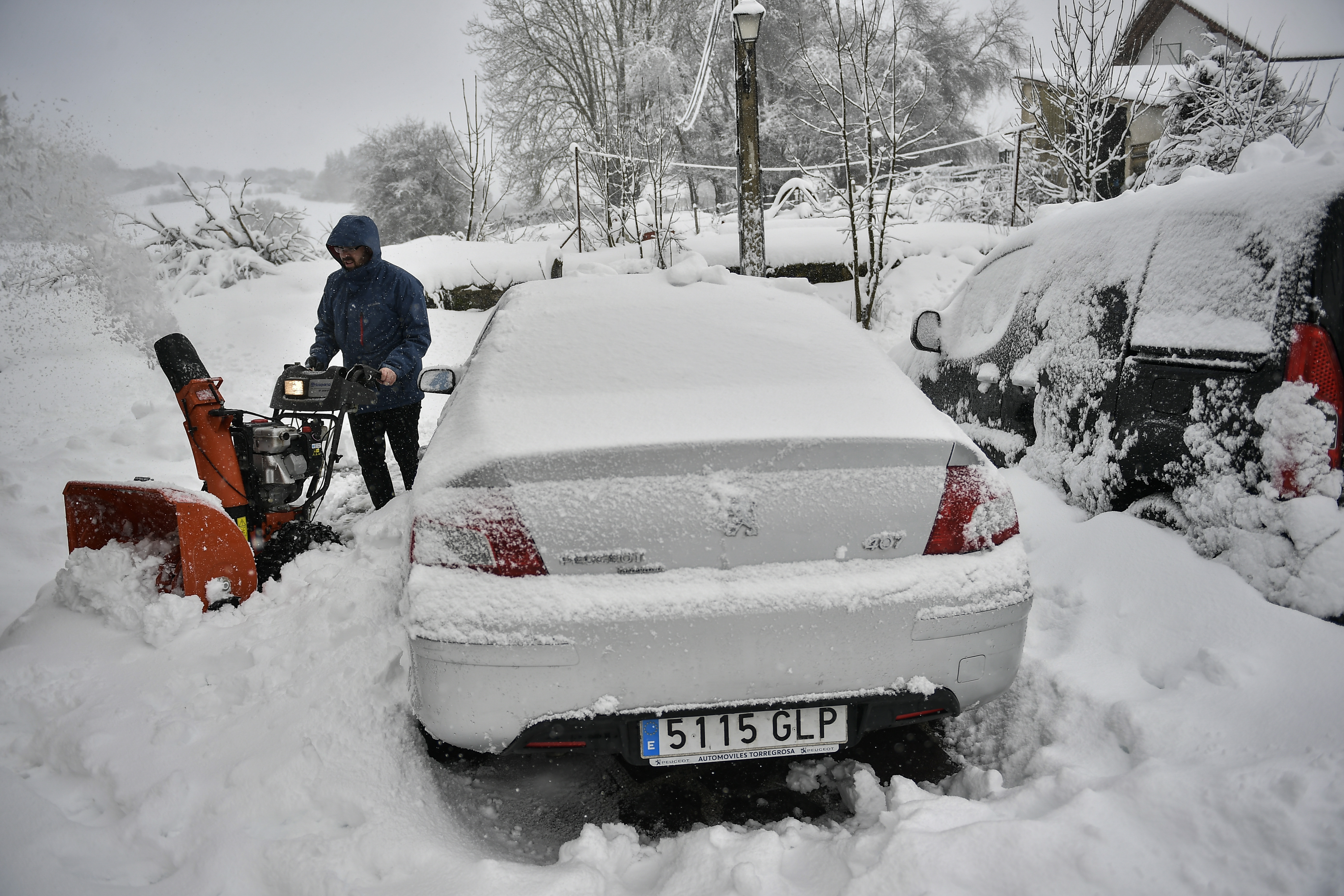 西班牙北部遭遇低温和降雪天气,居民生活和出行受影响