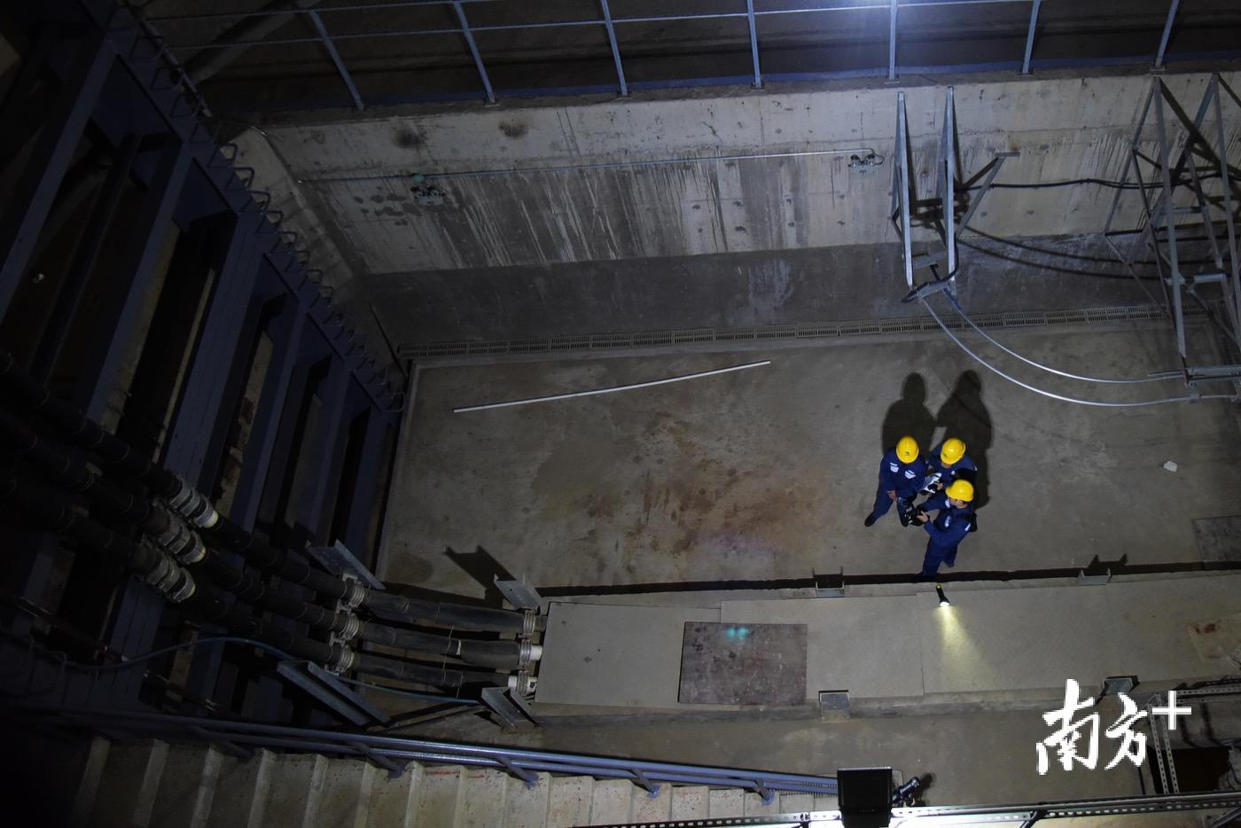 春节前期,广东电网汕头供电局输电管理所电缆班对深入海面下37米的220kV厂广线海底电缆进行春节前特巡。陈旭 摄 春节前期,广东电网汕头供电局输电管理所电缆班对深入海面下37米的220kV厂广线海底电缆进行春节前特巡。陈旭 摄