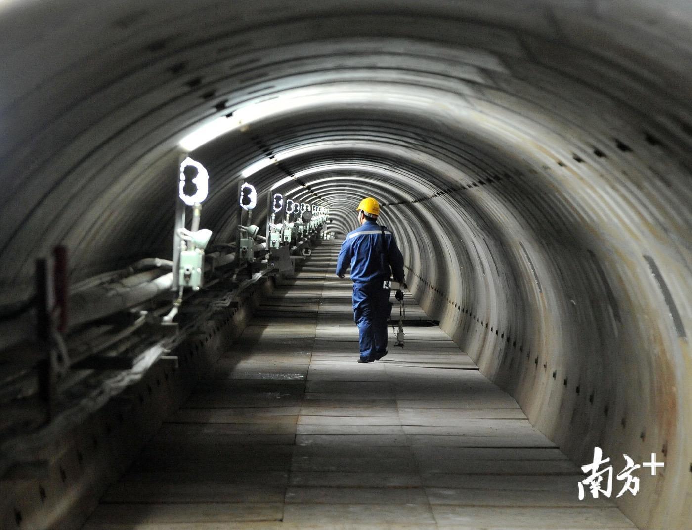 南方电网第一条过海电缆专用隧道全长2060米,步行穿越整个海底隧道需要近45分钟。肖嘉 摄 南方电网第一条过海电缆专用隧道全长2060米,步行穿越整个海底隧道需要近45分钟。肖嘉 摄