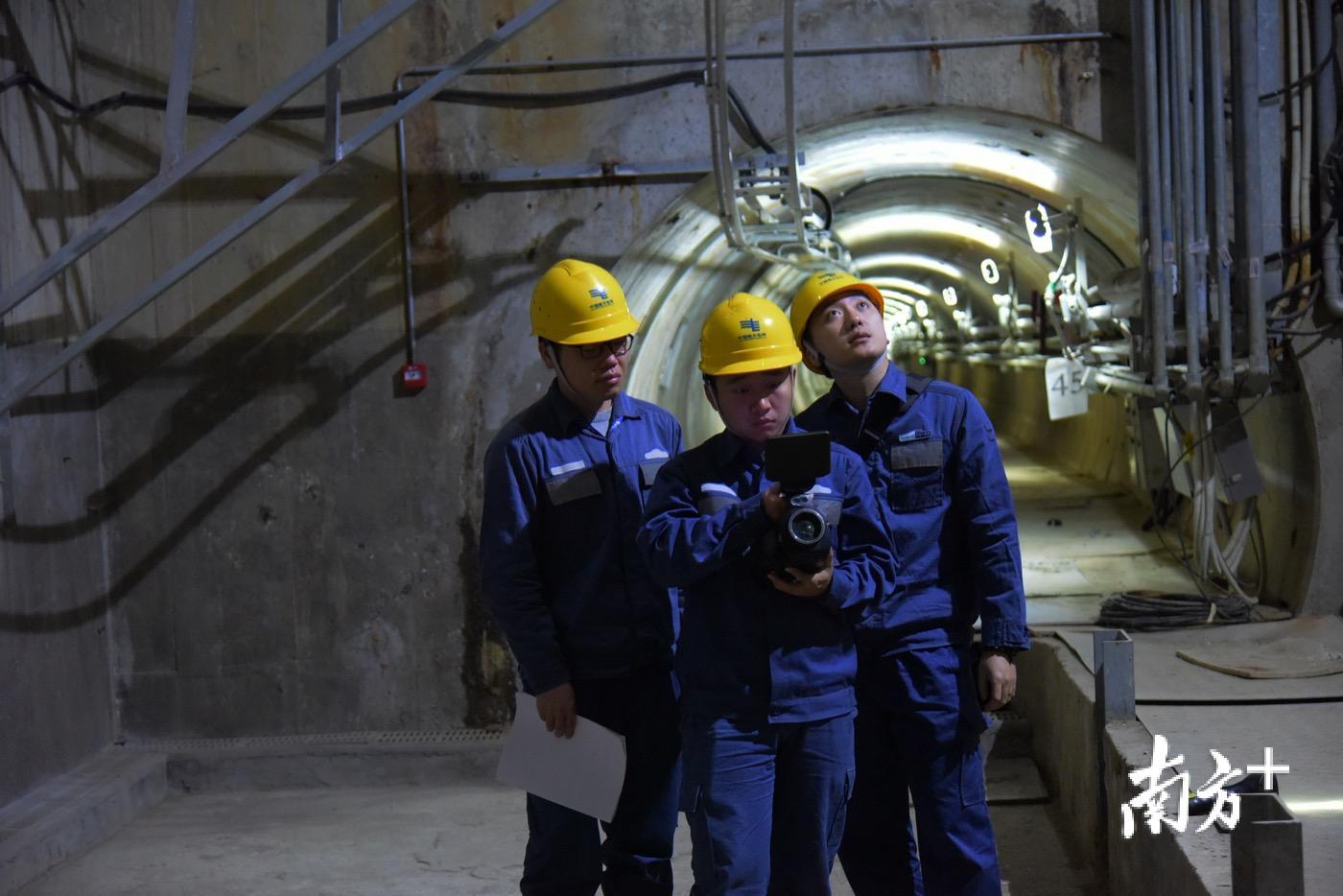 特巡人员对电缆进行红外测温。陈旭 摄 特巡人员对电缆进行红外测温。陈旭 摄