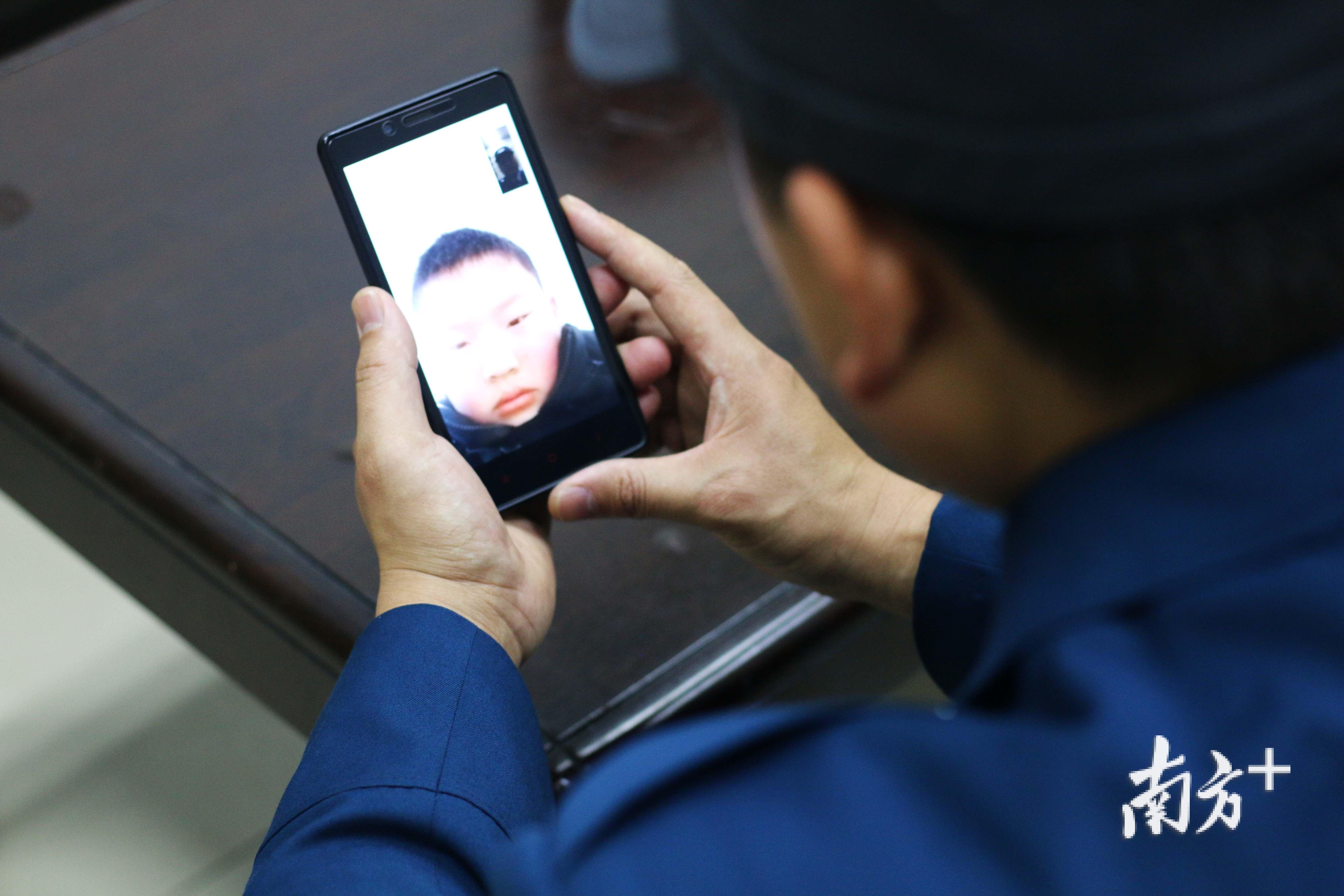 邢振涛与小儿子视频通话中.张伟炜 摄