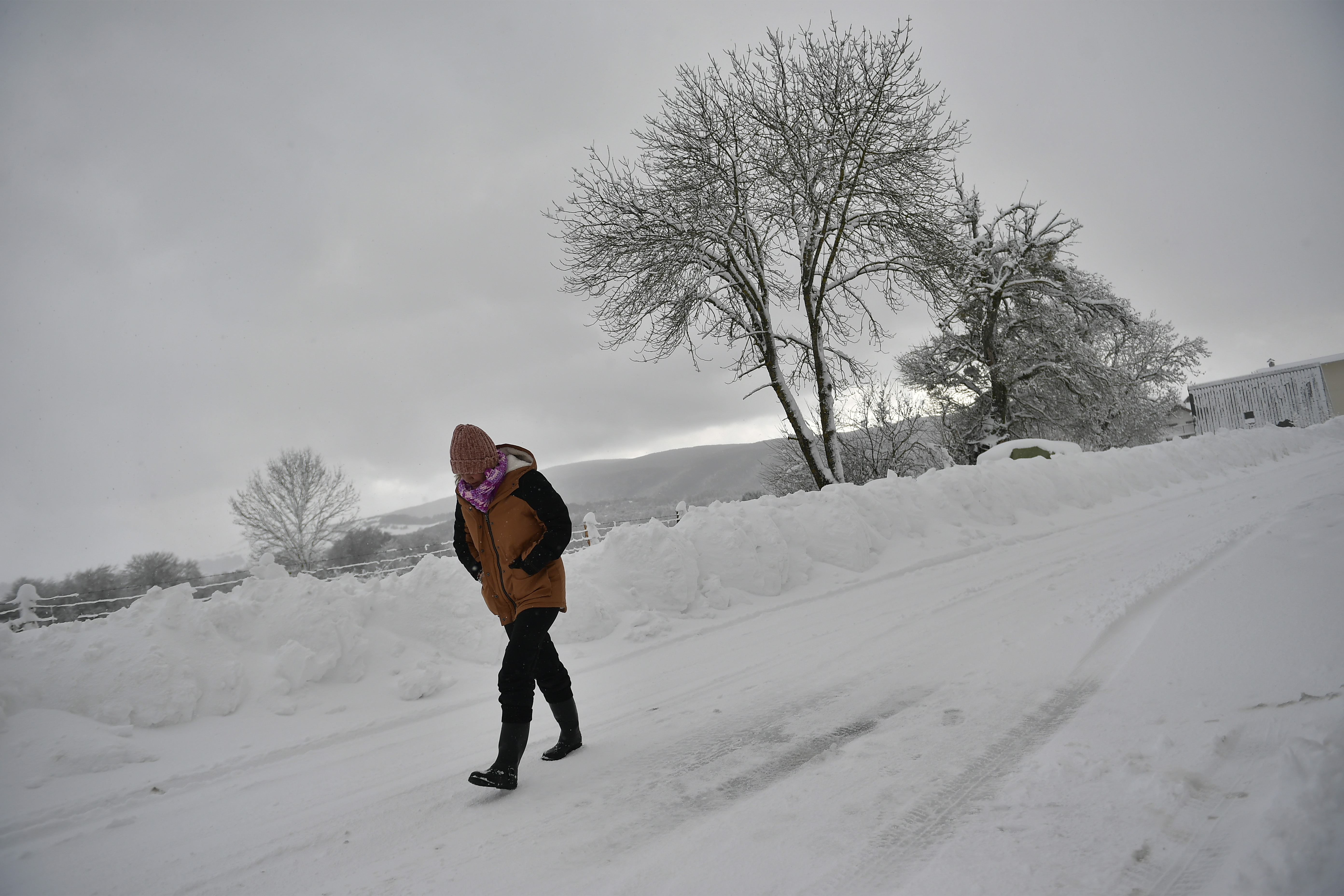 西班牙北部遭遇低温和降雪天气,居民生活和出行受影响