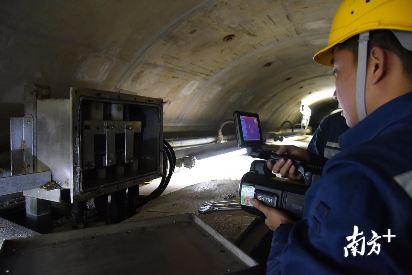 每年春节,巡线员们总会轮流到海底电缆隧道“坐阵”。陈旭 摄 每年春节,巡线员们总会轮流到海底电缆隧道“坐阵”。陈旭 摄