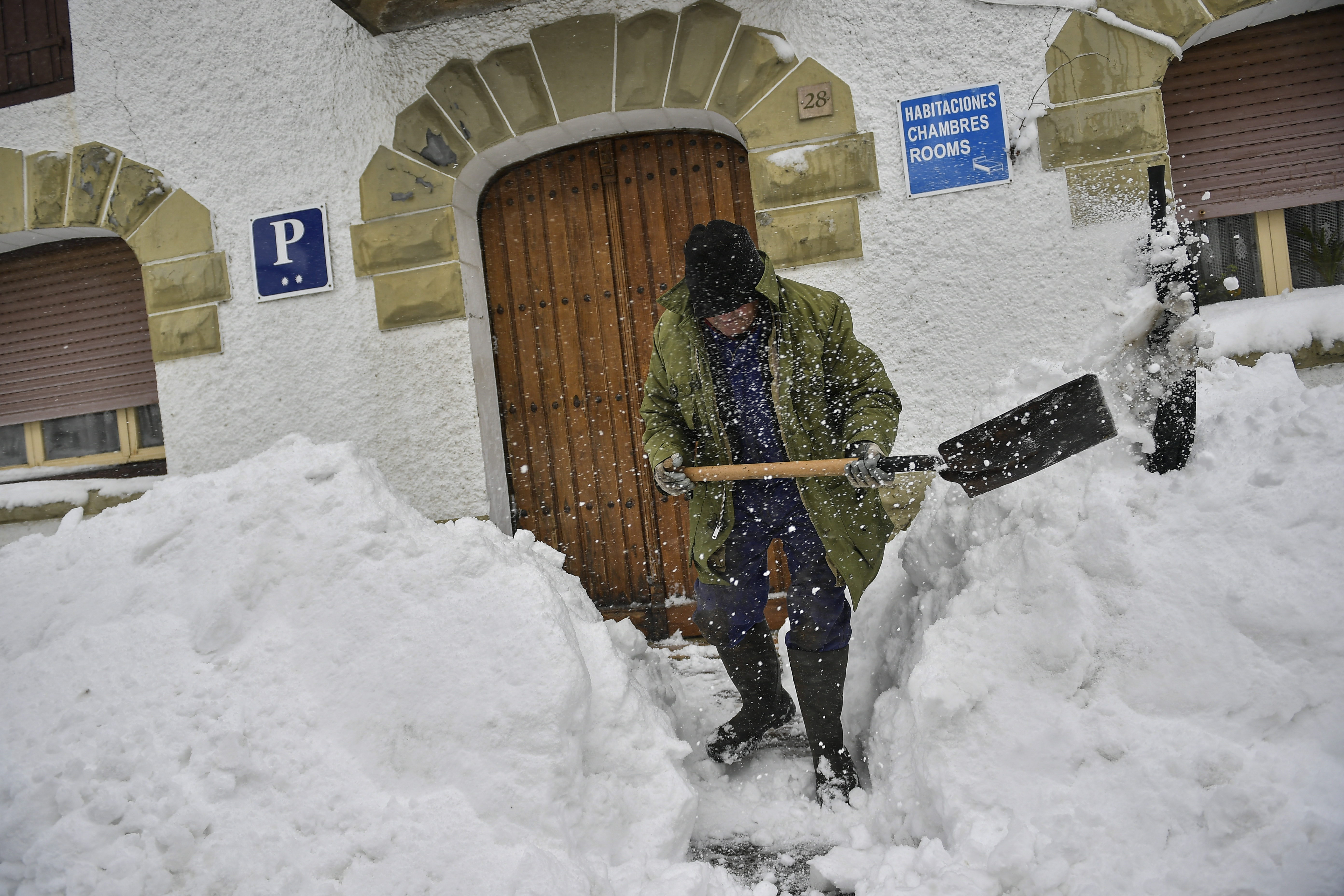 西班牙北部遭遇低温和降雪天气,居民生活和出行受影响