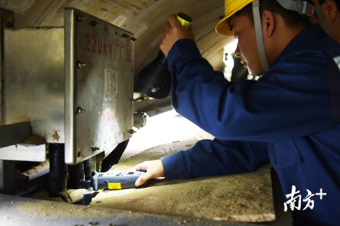 若是发现了异常,便要即刻处理问题。陈旭 摄 若是发现了异常,便要即刻处理问题。陈旭 摄