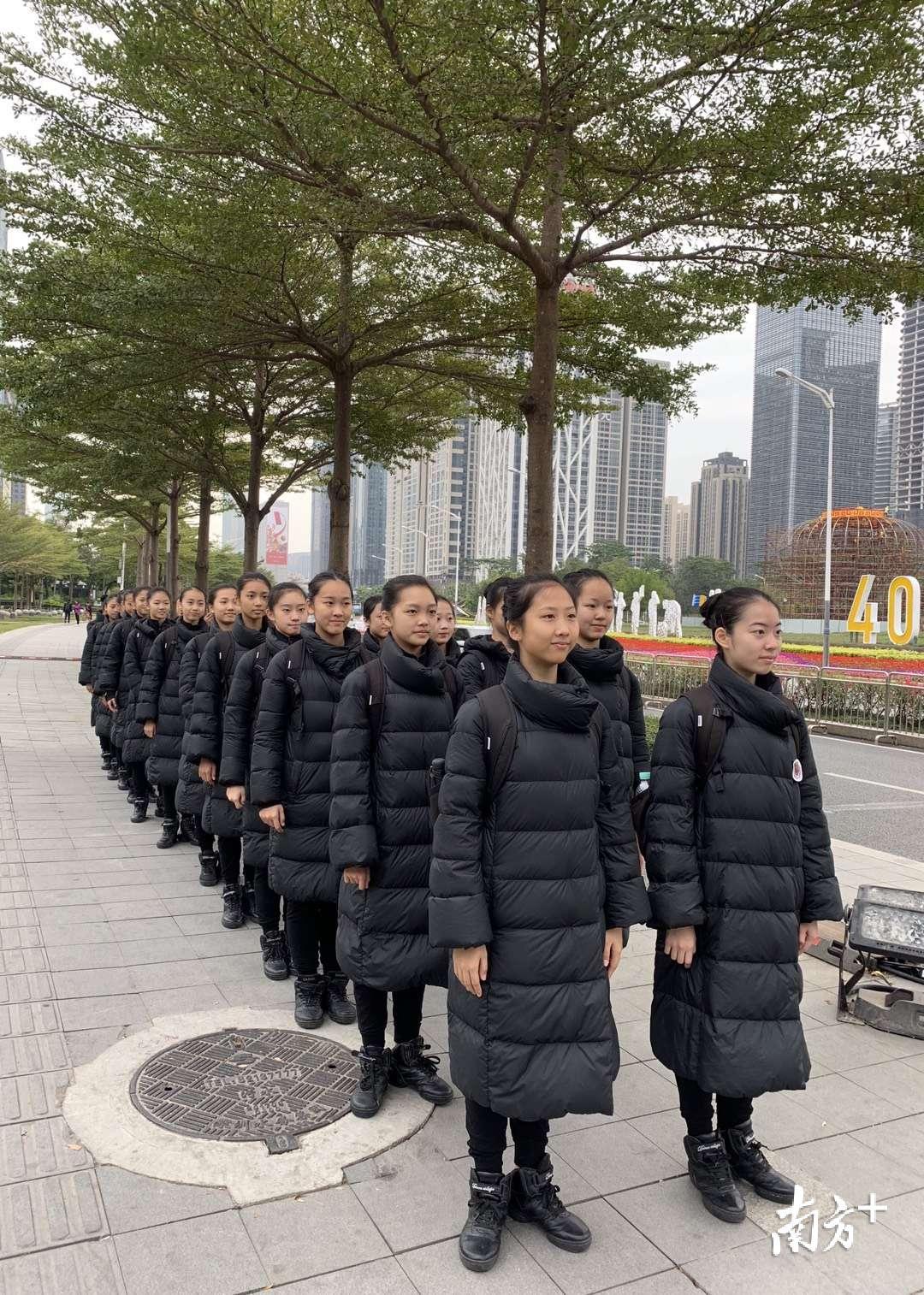 深圳高级中学的学生在排练