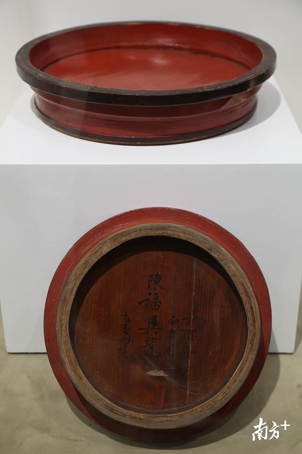 木桶历经百年仍品相良好，上面写有“起壳包换”字样。