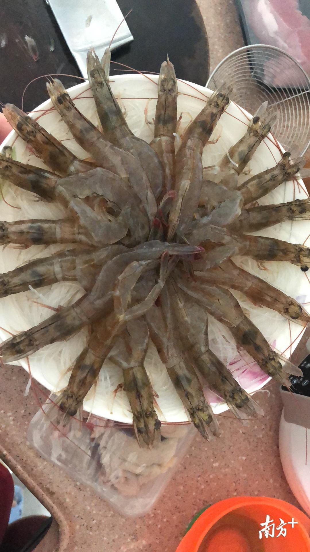 开边、去肠，每一个步骤都有条不紊。