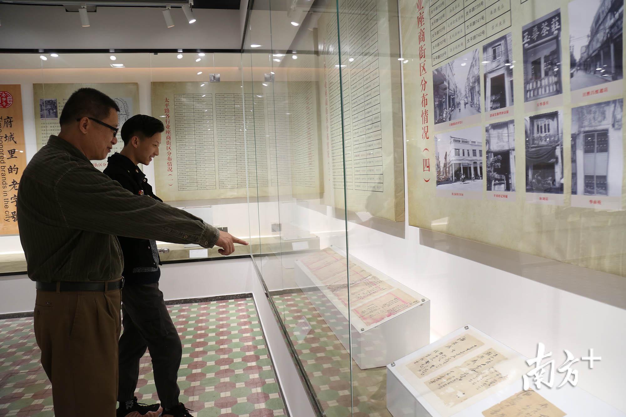 策展人李炳炎为年轻的观众讲解。