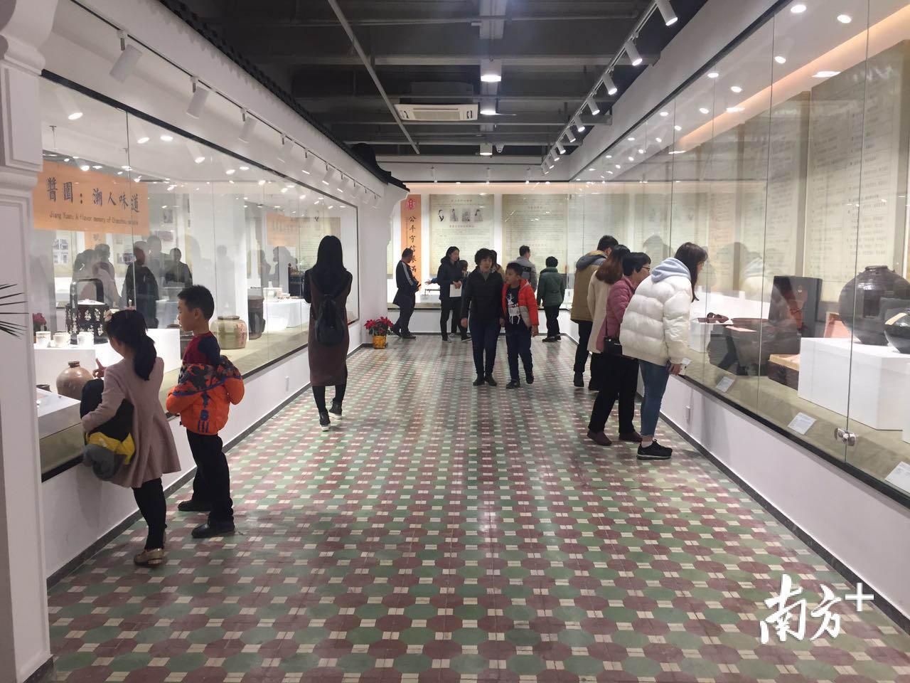 展览吸引不少年轻人前来观展。