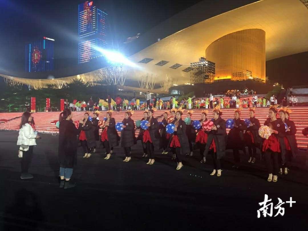 深圳高级中学的学生在排练