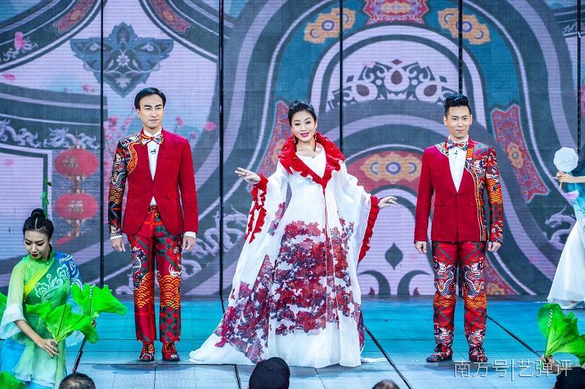 从左到右分别为：文汝清、曾小敏、彭庆华