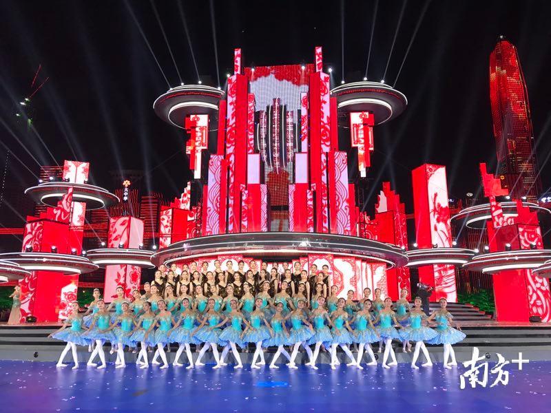 深圳千余师生参与央视春晚深圳分会场录播