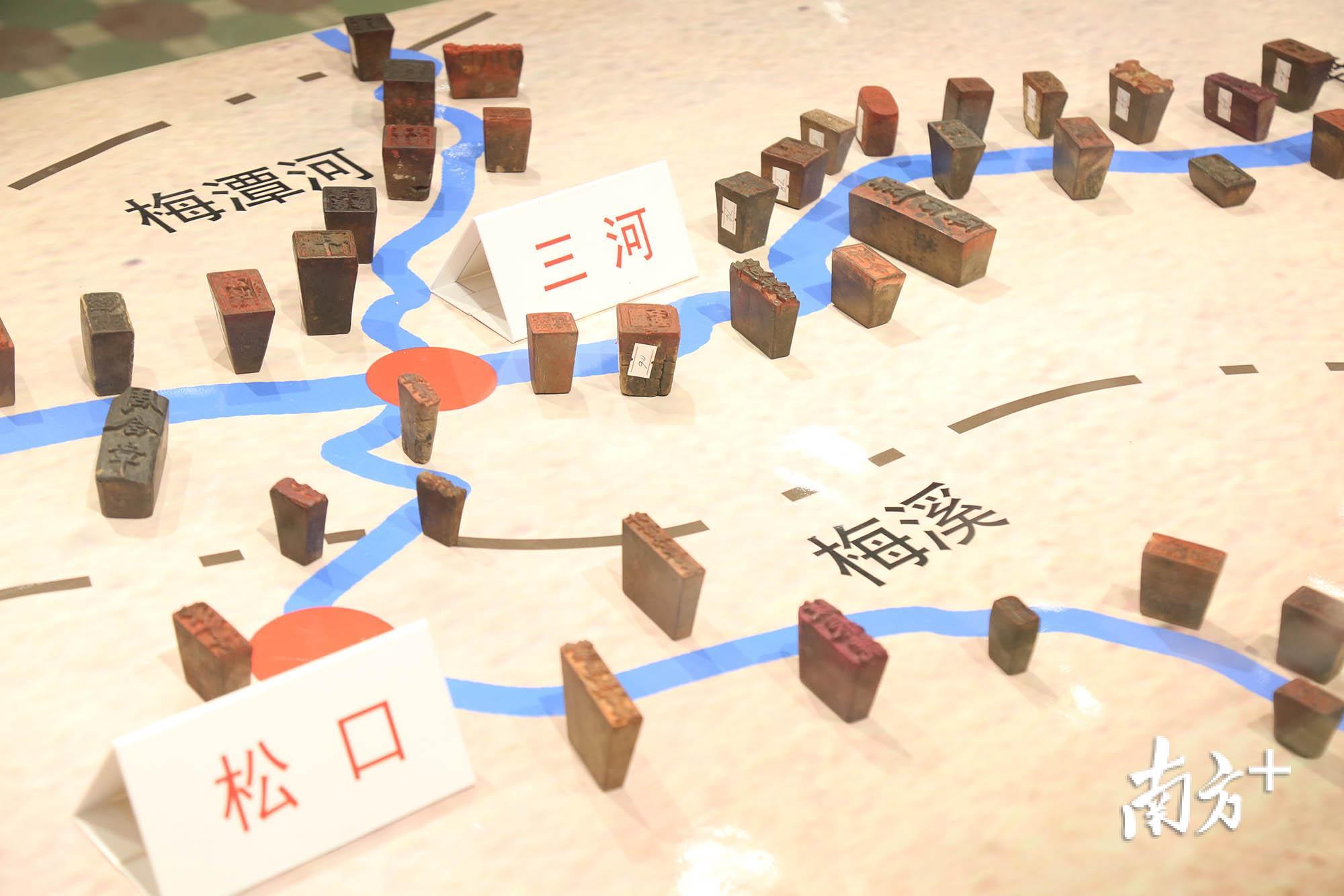 馆里展出一百方老字号的印章。