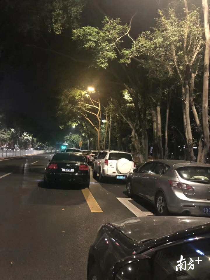 排练至深夜，家长开车等候