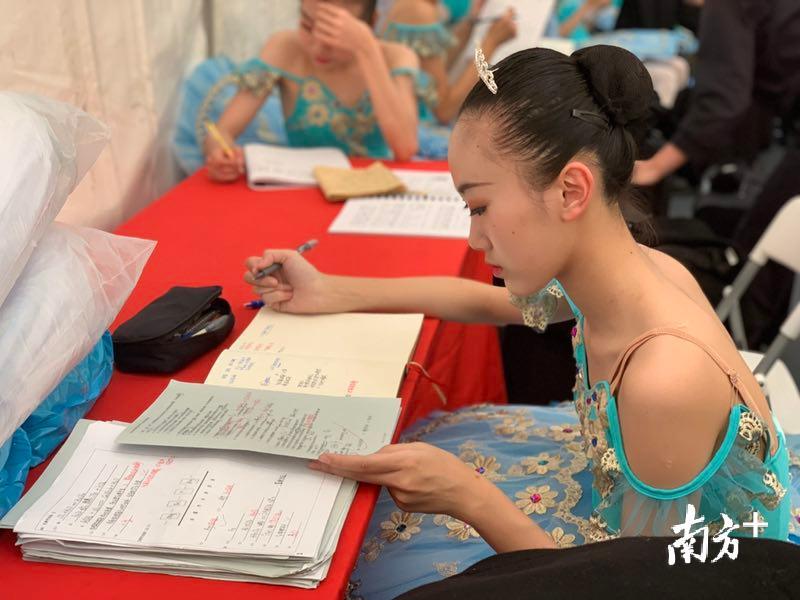 学生们在排练间隙做作业