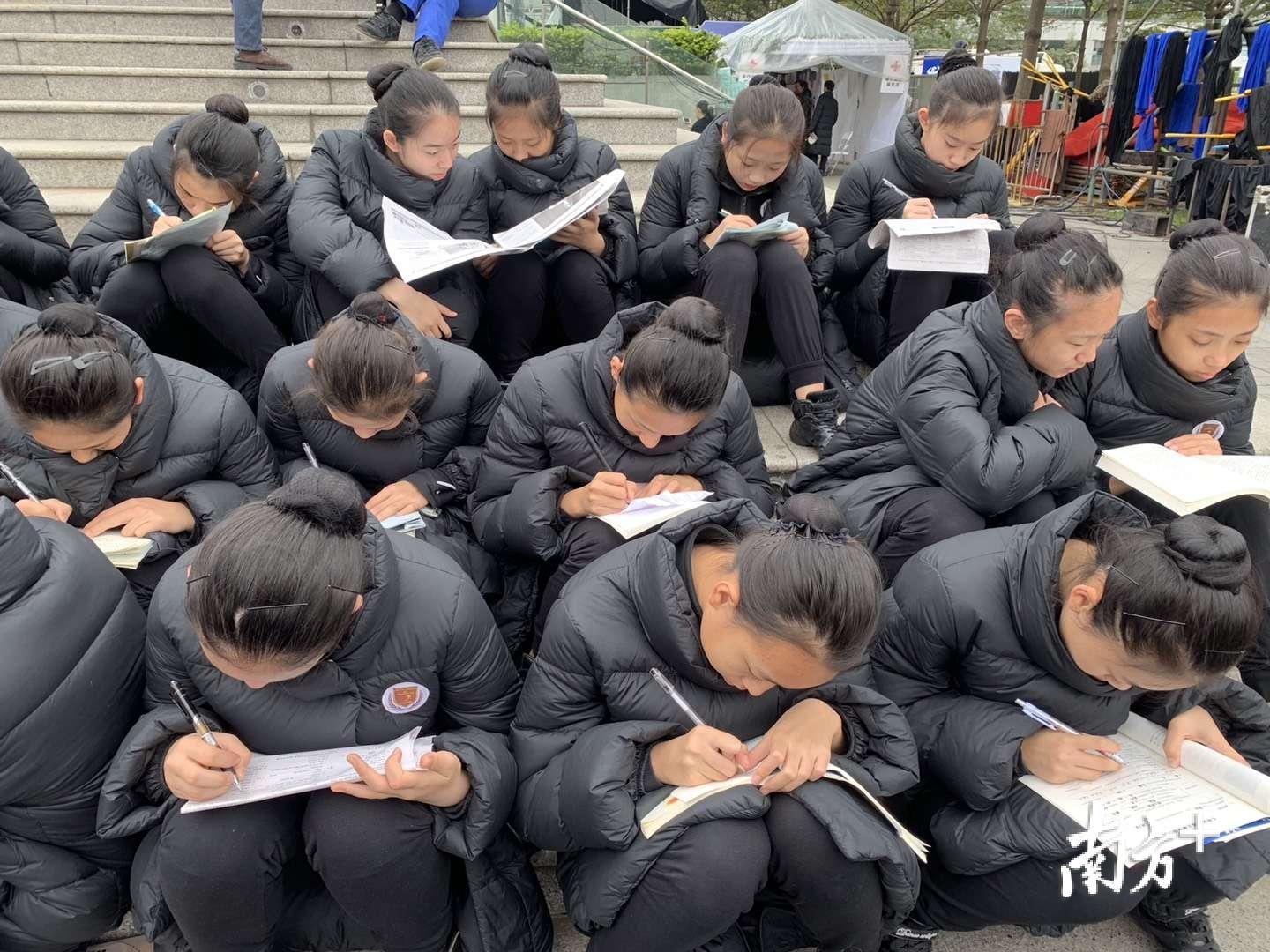 学生们在排练间隙做作业