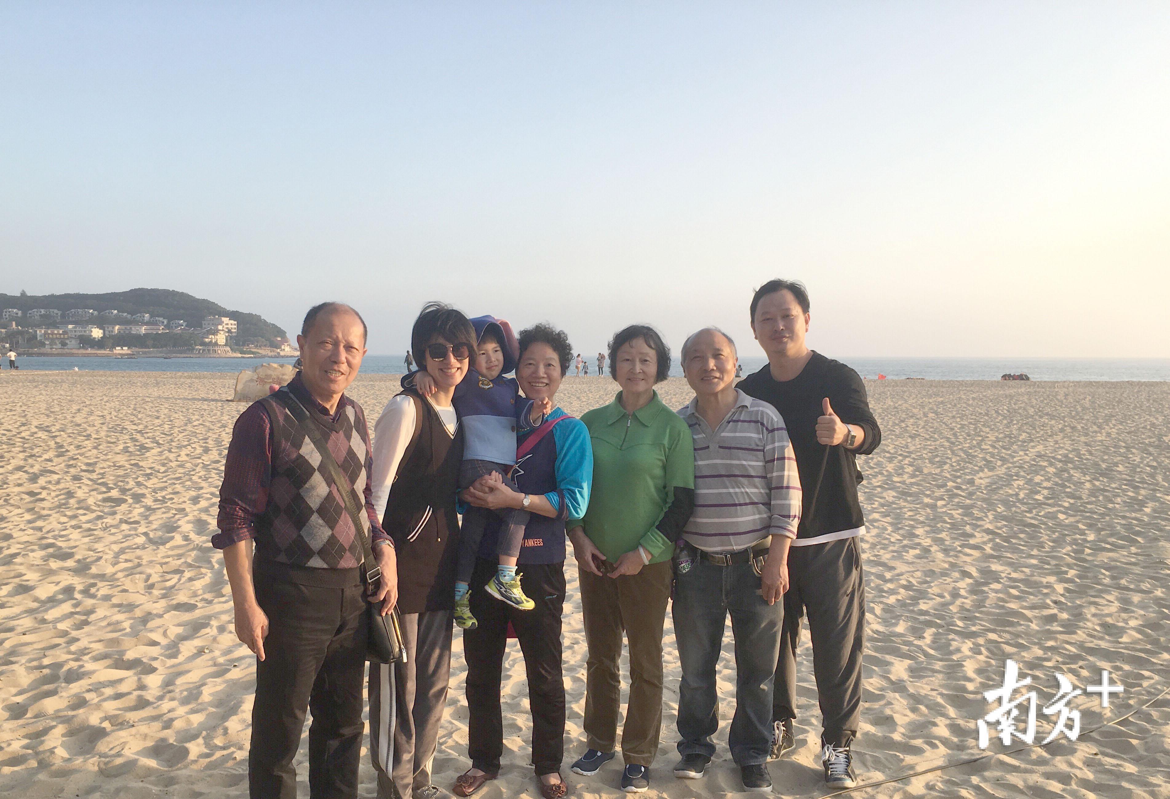 上海一家人在海陵岛过一个温暖春节。