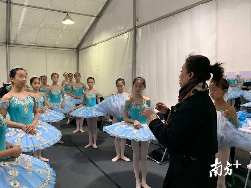 连续多个晚上排练，老师现场细抠动作