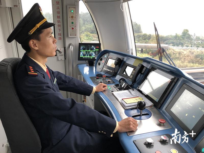 新春走基层广州地铁司机彭同阳在驾驶室度过第十个除夕