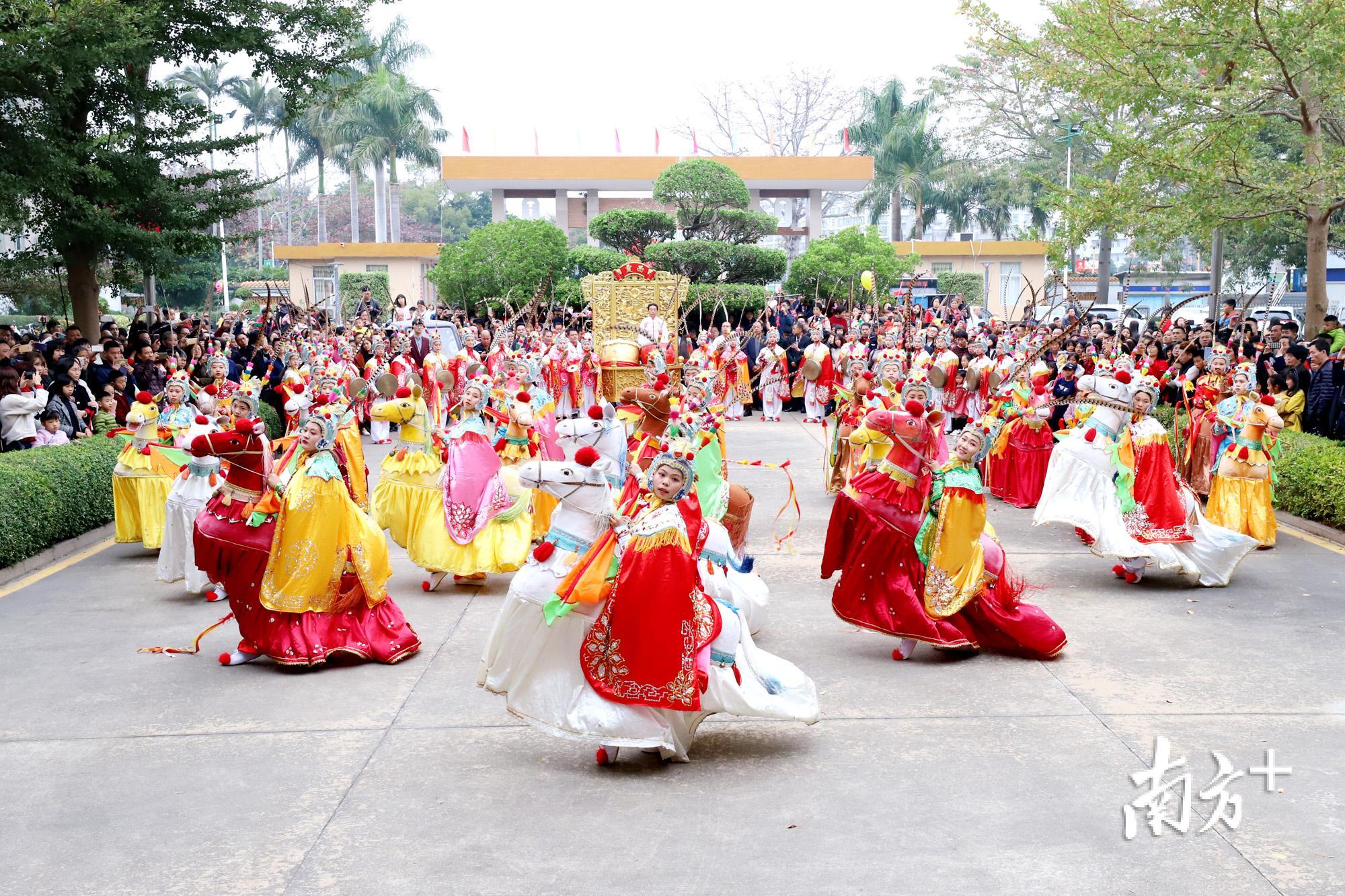 饶平迎春文艺巡游600多名群众载歌载舞送祝福
