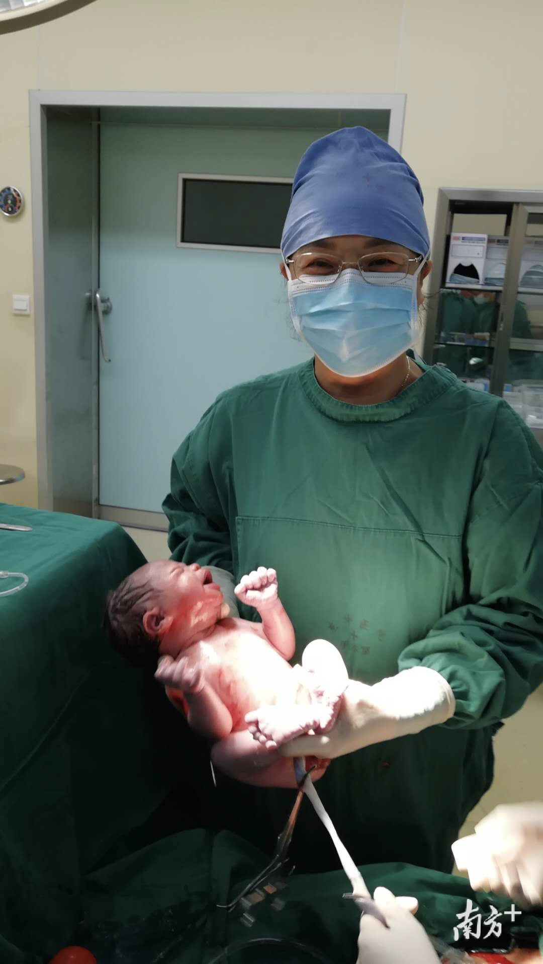 今日凌晨零点42分，东华医院手术室里，“哇——”地一声，传出有力地婴儿哭声，一名重6.1斤多的男宝宝，这就是东华医院2019年的第一个猪宝宝！