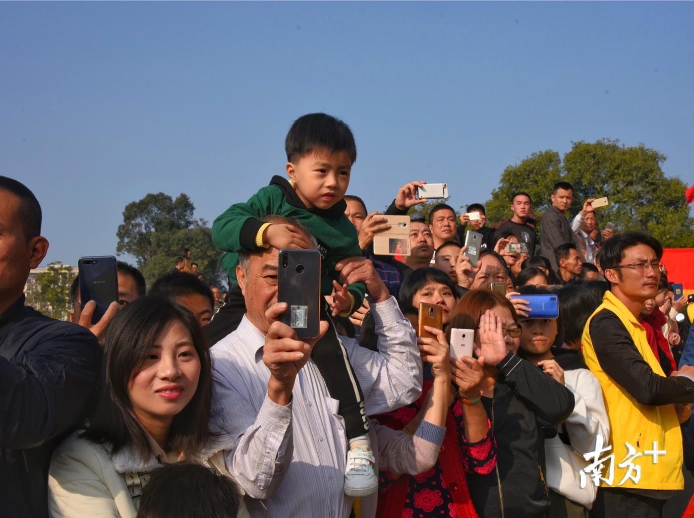 现场围观的市民群众陈基跃 摄