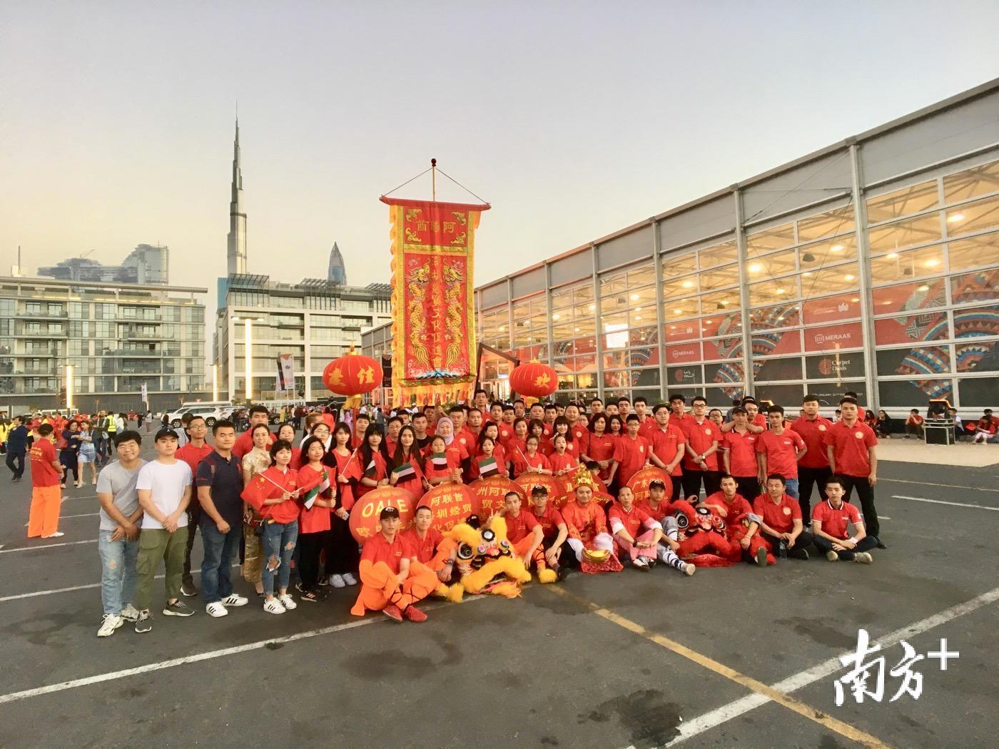迪拜街头，浓浓的中国春节气氛。