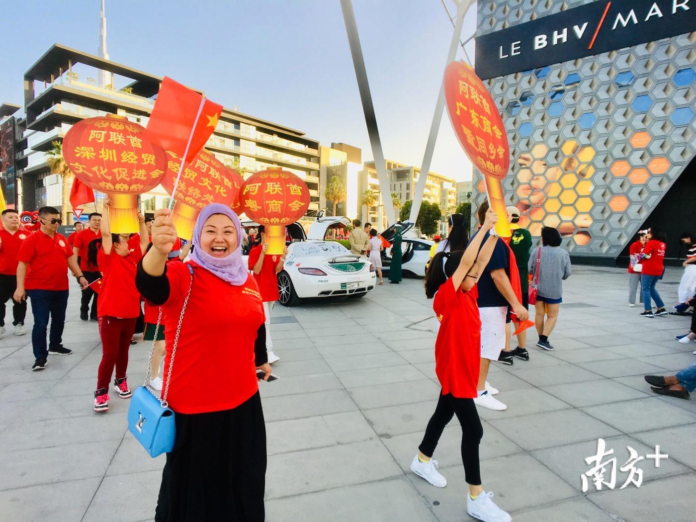 迪拜华侨华人庆祝中国春节。