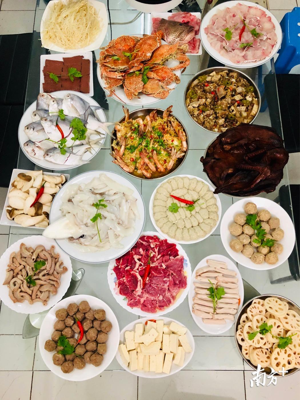除夕夜许芳儿和同乡们一同庆祝，海鲜是必不可少的。
