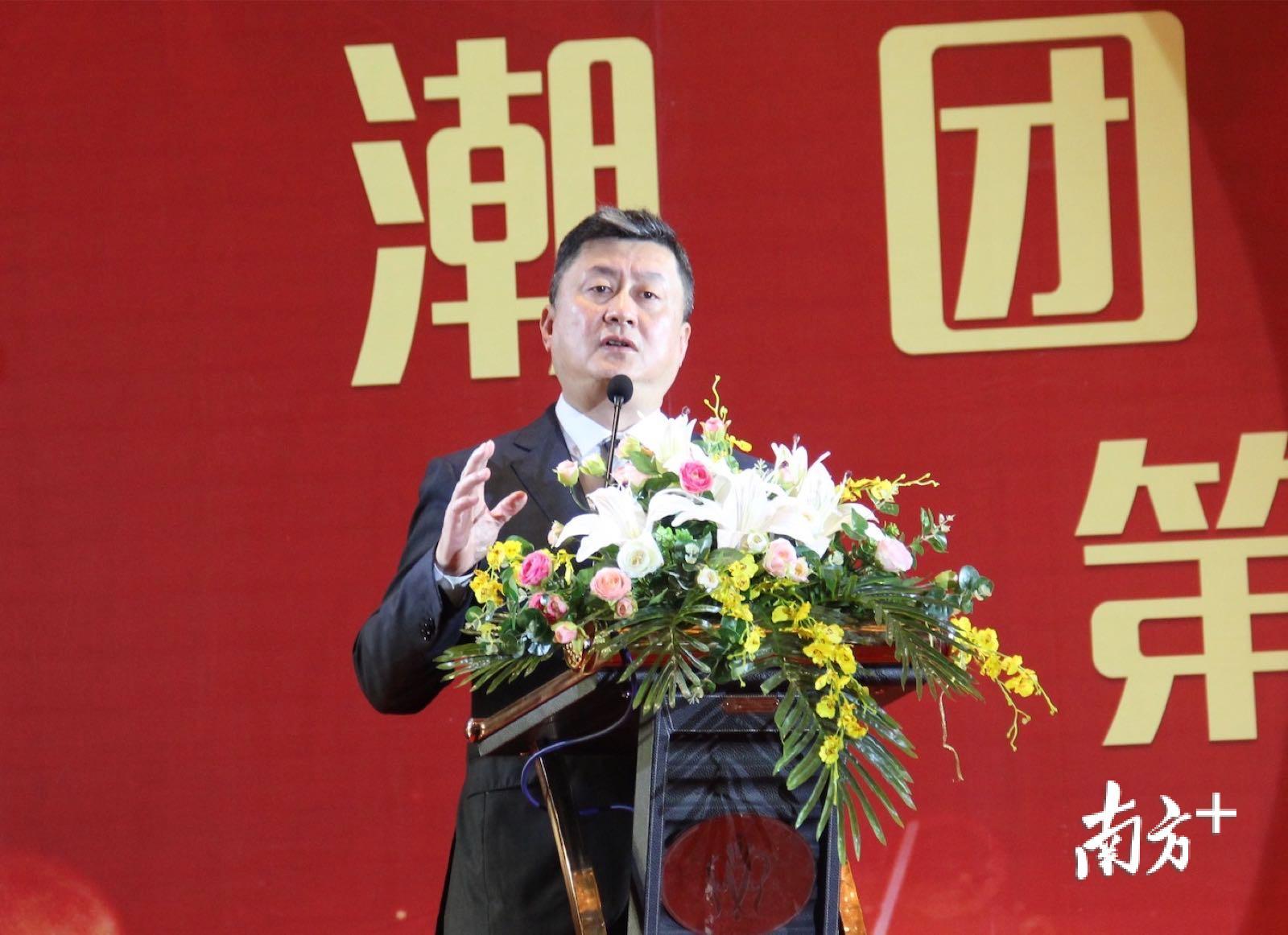 长,中国华侨公益基金会潮商学公益基金主任砚峰山人李闻海作主题演讲