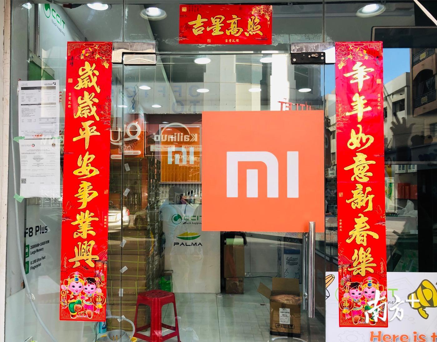 充满春节气息的对联。