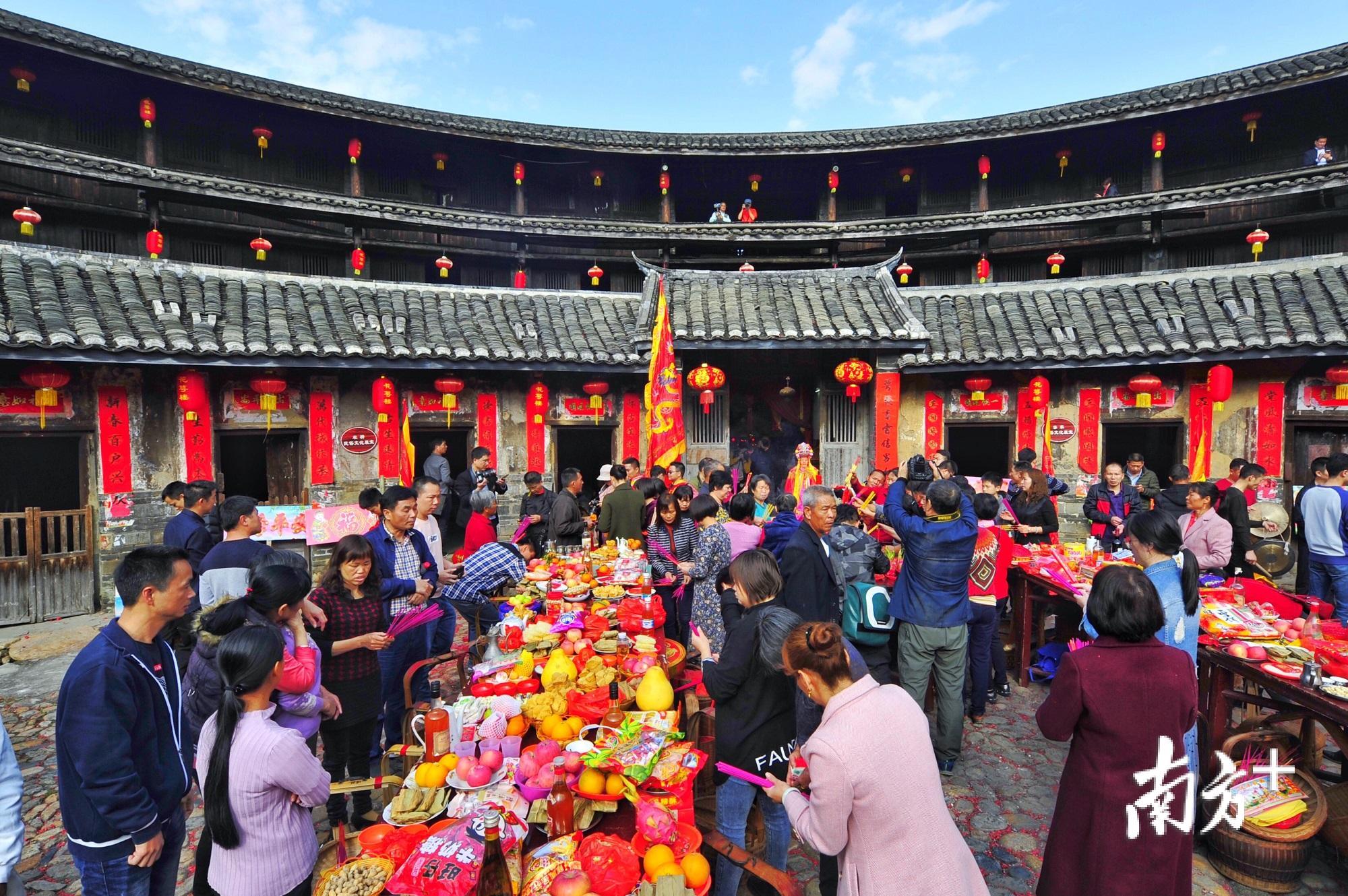 客家民居年味浓南方小视频带你见证梅州花萼楼新年祈福