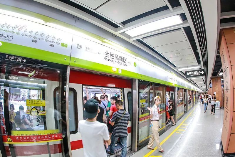乘坐广佛地铁一路向西,下一站便进入桂城,列车依次穿过金融高新区