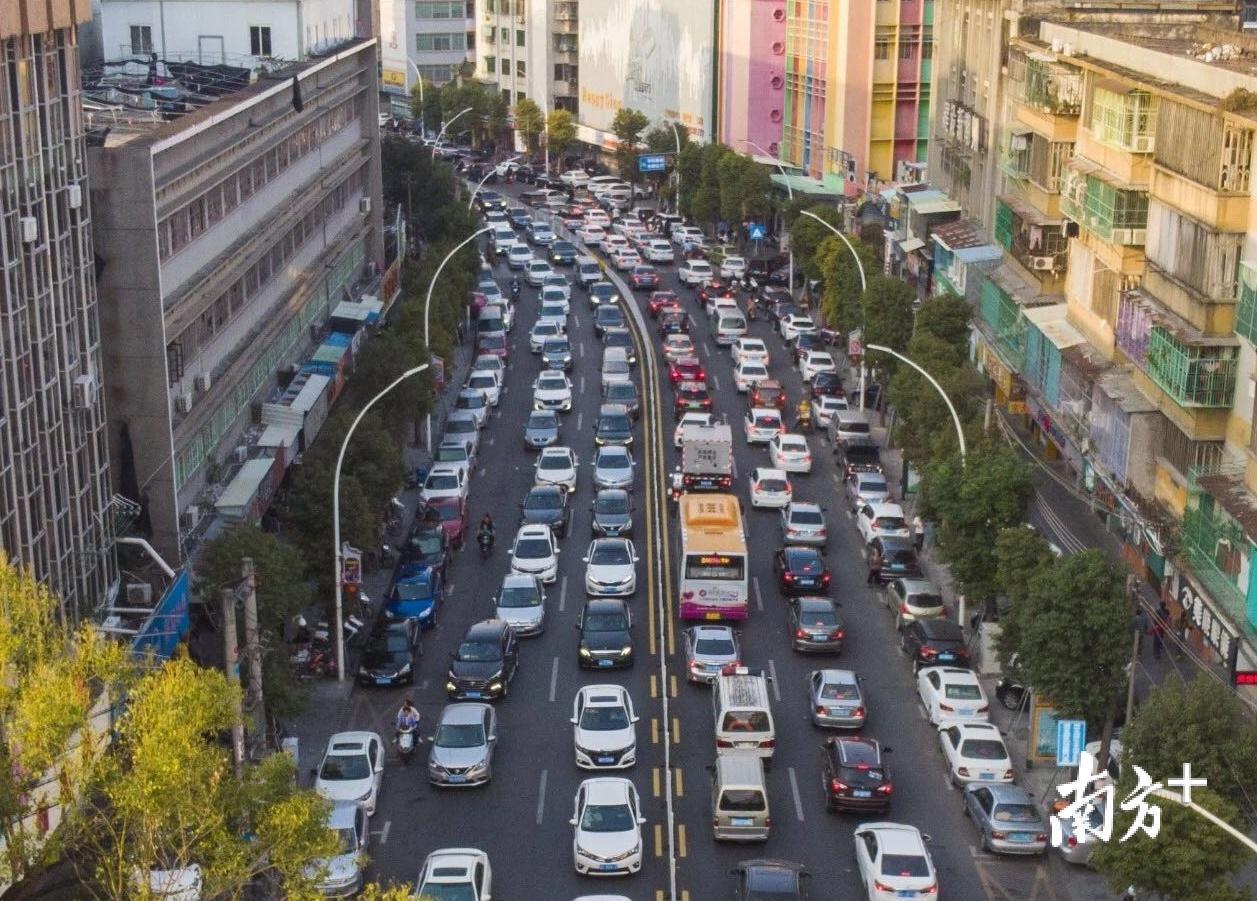 今年春节，潮州车流激增。郑坚 摄