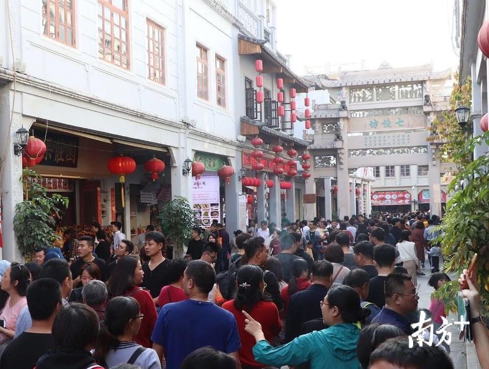 牌坊街人流密集。郑坚 摄