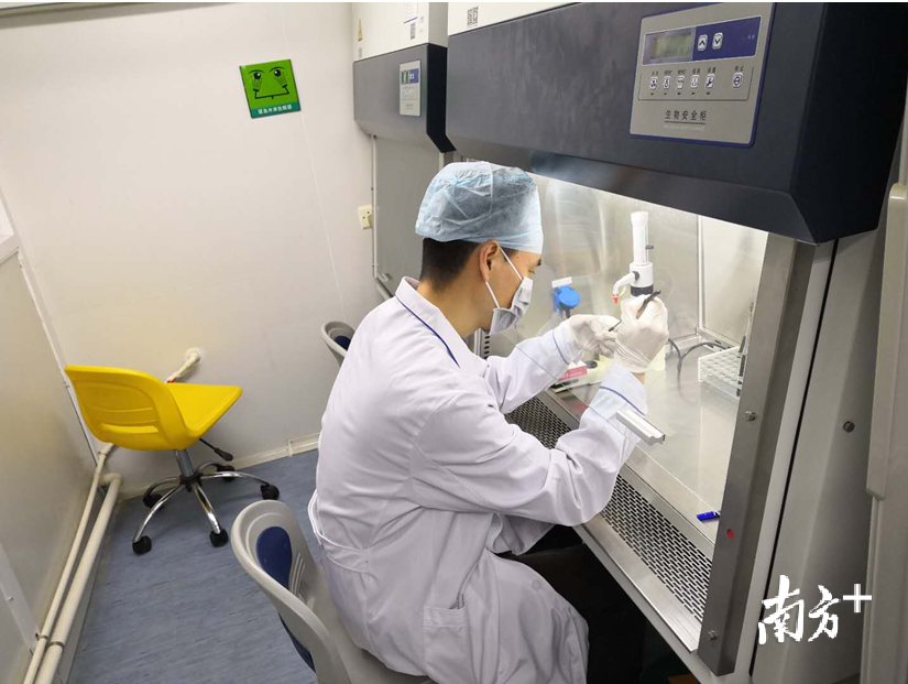 海关人员进行检测工作.