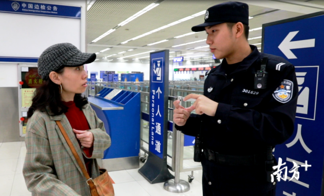 边检民警张品一在皇岗口岸出境大厅热情解答旅客通关咨询。 边检民警张品一在皇岗口岸出境大厅热情解答旅客通关咨询。
