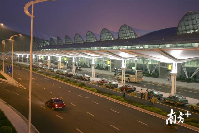 深夜23:00後到達白雲機場的旅客,因地鐵停運,可在t2客運站,t1到達