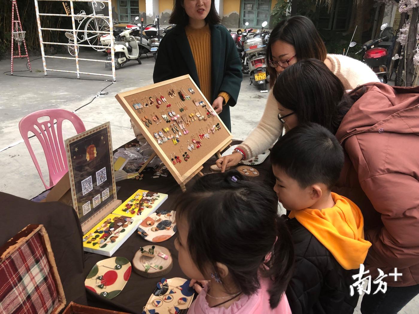 小朋友们也被现场的手作小物件吸引。