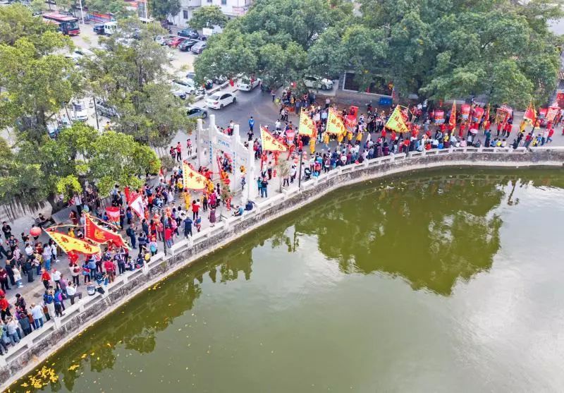 “出色”巡游队伍绕松塘乐池。 “出色”巡游队伍绕松塘乐池。