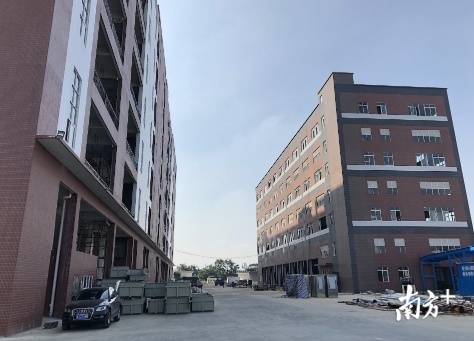 村级工业园改造后建起的现代化厂房。资料图片