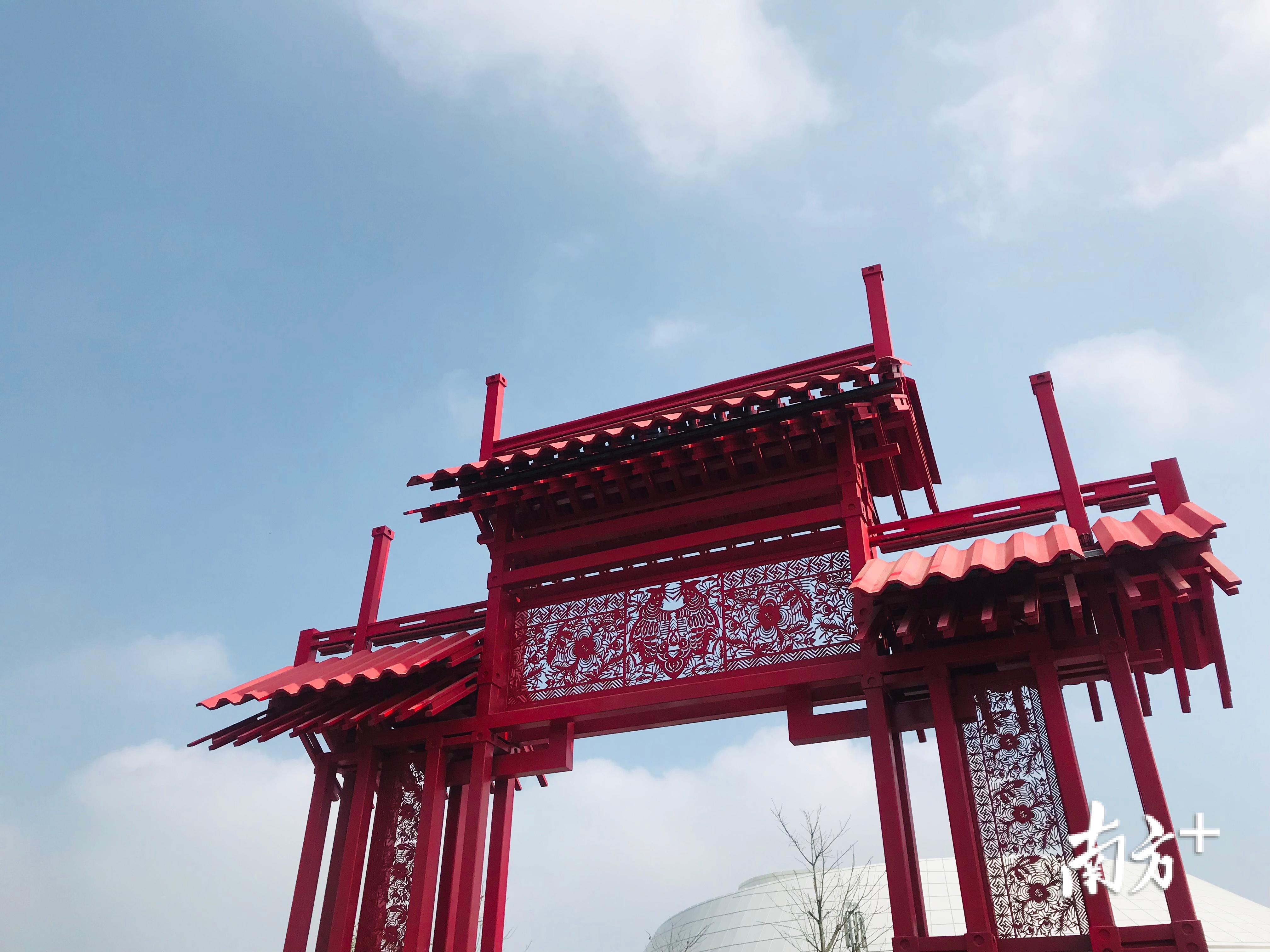 潮汕剪纸形象内嵌其中。